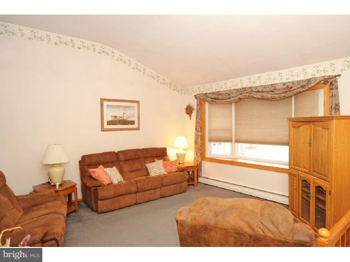 628 Kismet Road Philadelphia, PA 19115 - Photo 4 of 22 Living Room