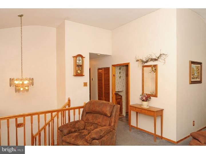 628 Kismet Road Philadelphia, PA 19115 - Photo 5 of 22 Hallway