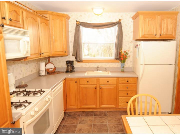 628 Kismet Road Philadelphia, PA 19115 - Photo 9 of 22 Kitchen