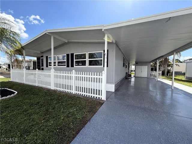 a view of a house with backyard and porch