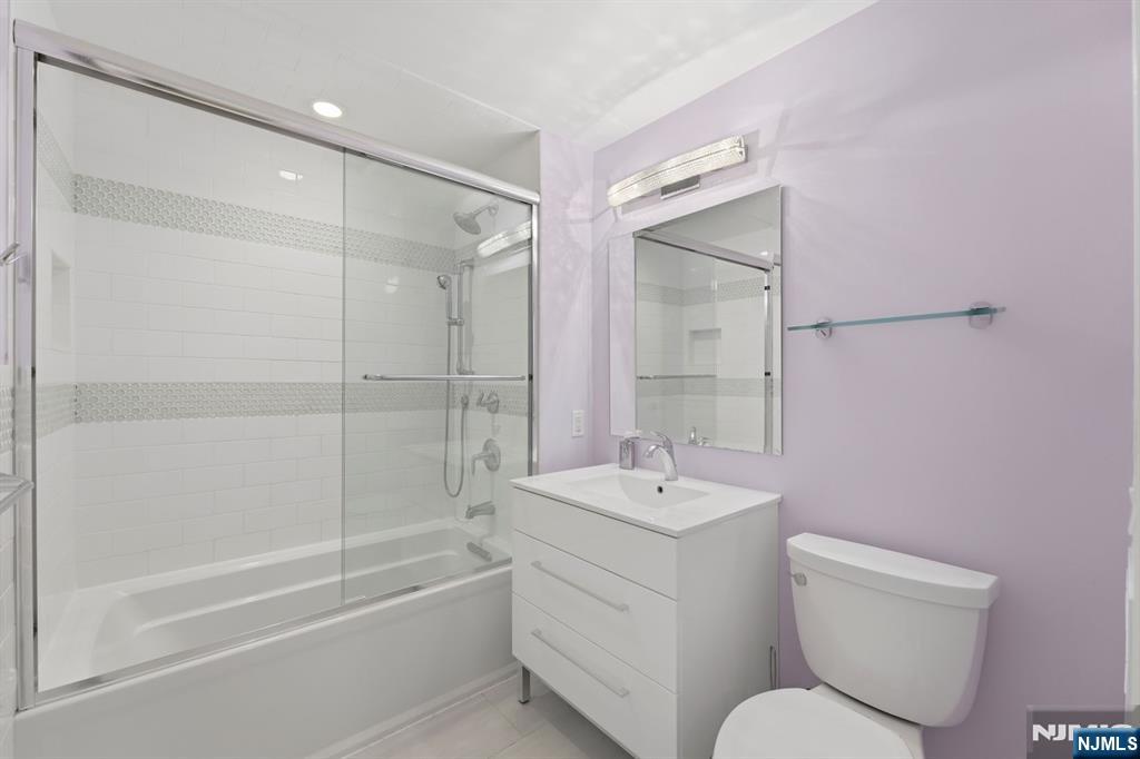 89 Surrey Lane Tenafly, NJ 07670 - Photo 40 of 49 a bathroom with a toilet sink and bathtub