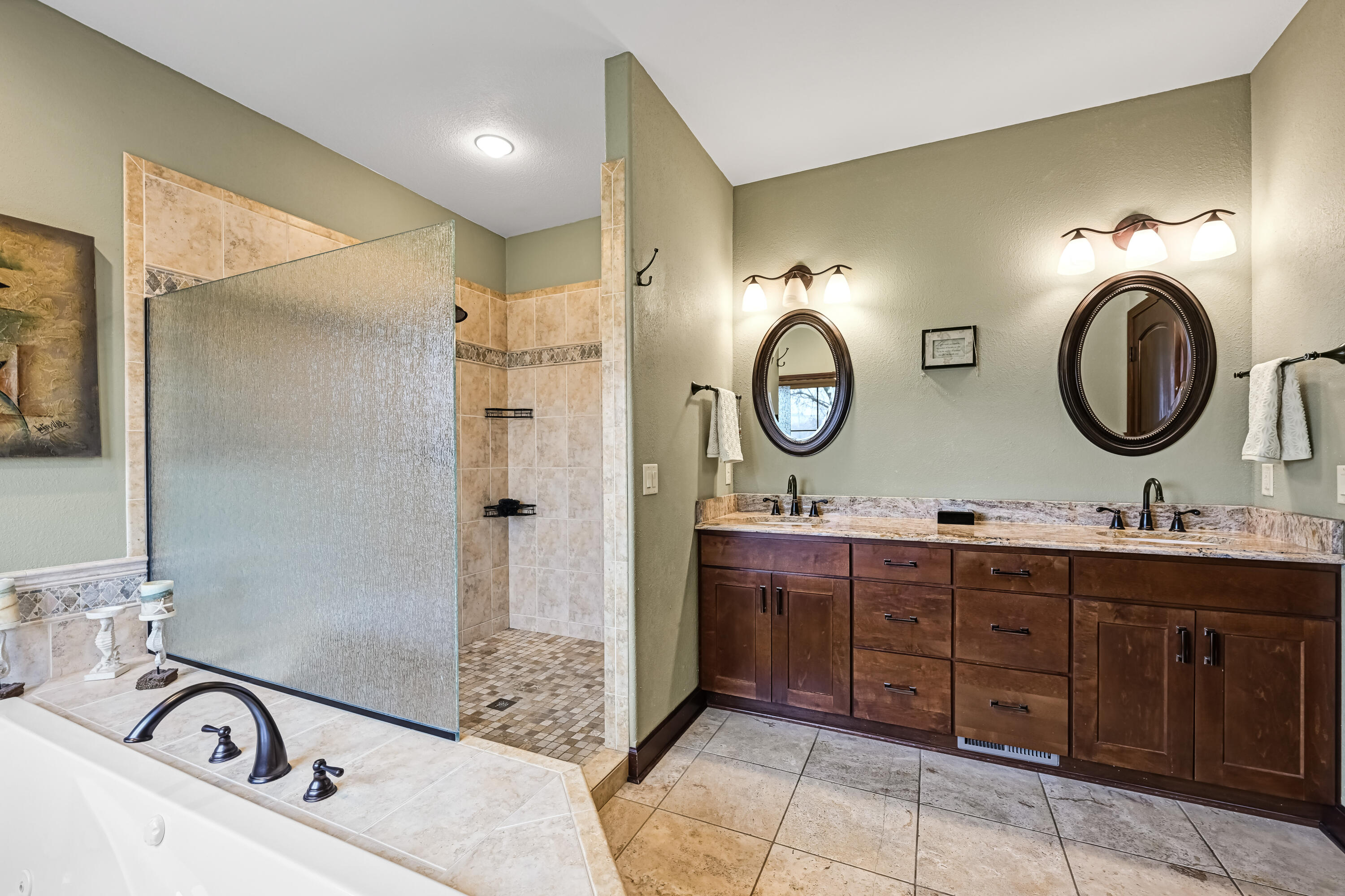 4722 West Oakwood Road Franklin, WI 53132 - Photo 14 of 41 Primary Bath