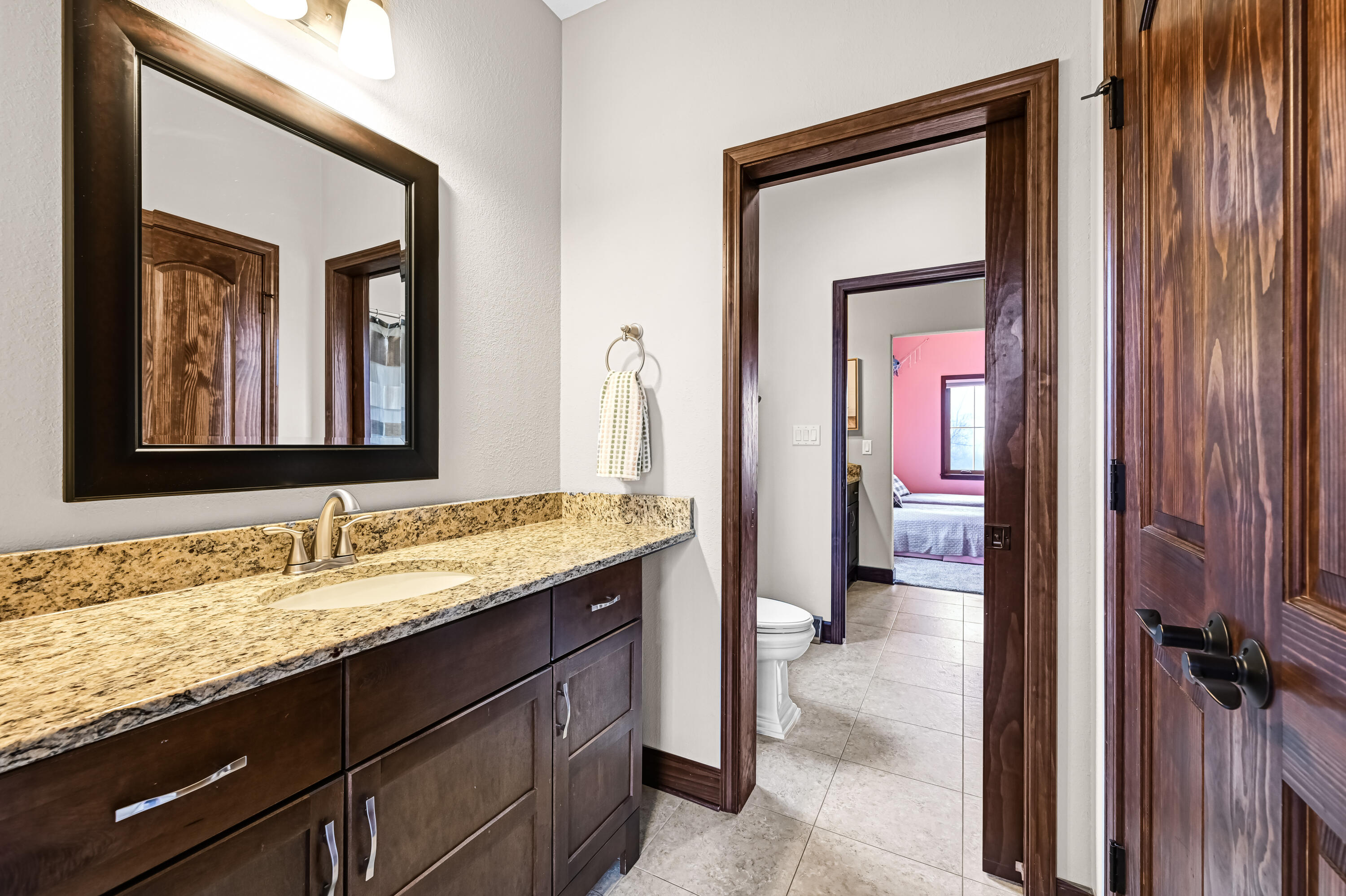 4722 West Oakwood Road Franklin, WI 53132 - Photo 22 of 41 Jill & Jill Bath