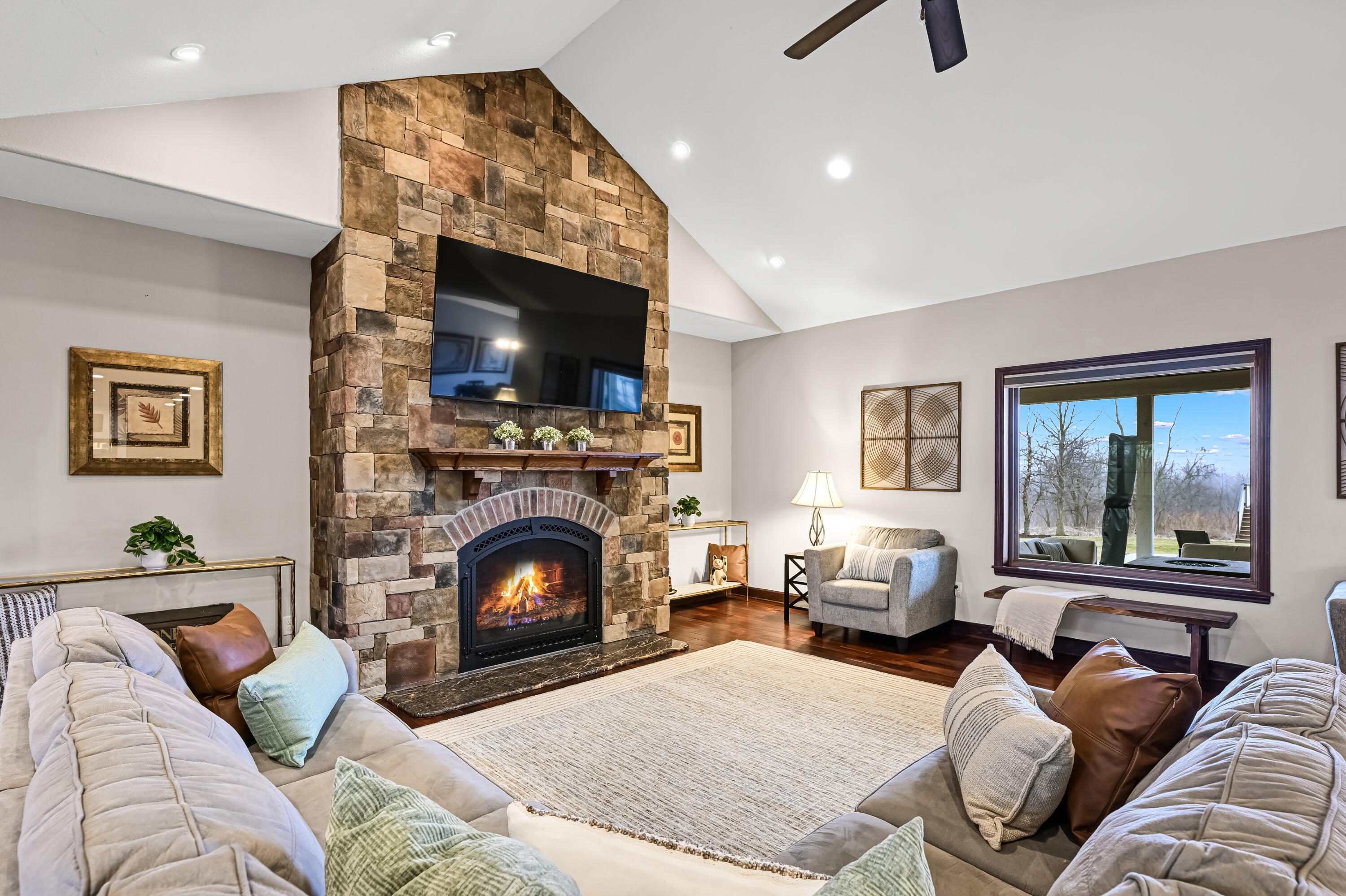 4722 West Oakwood Road Franklin, WI 53132 - Photo 5 of 41 Living Room
