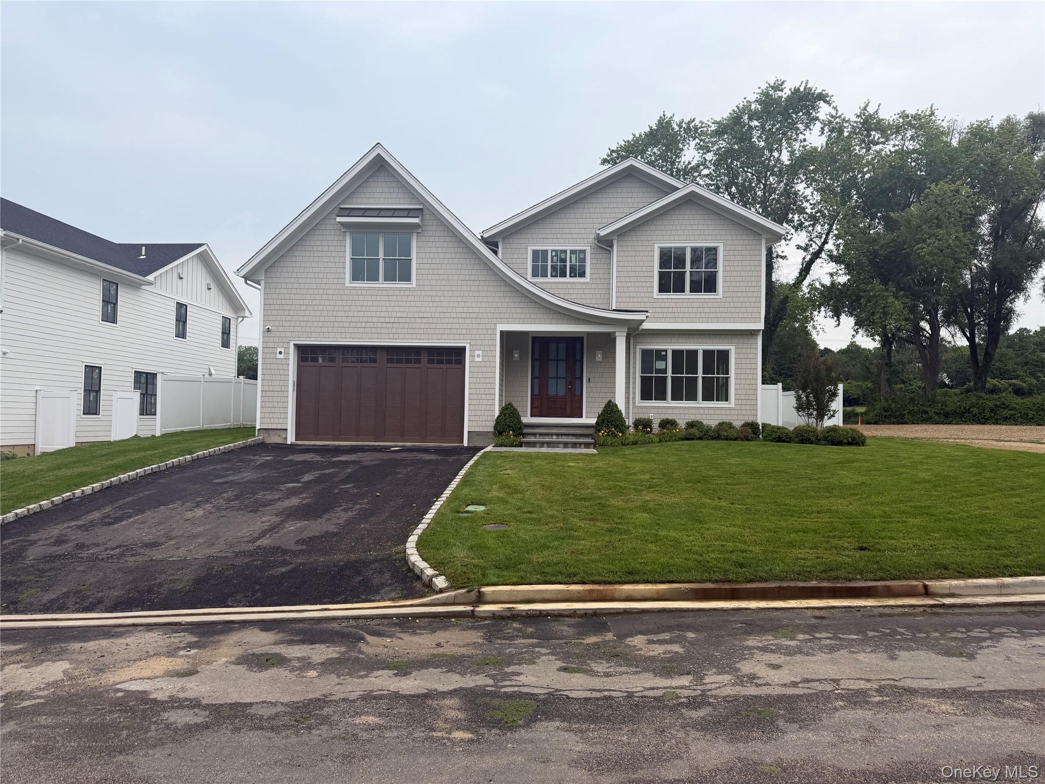 738 Motts Cove Road North Roslyn, NY 11545 - Photo 3 of 8