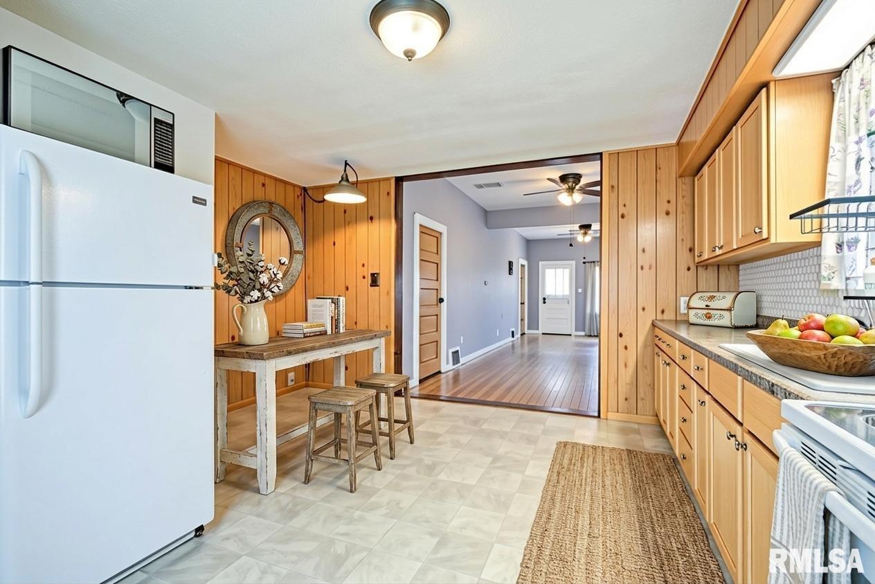913 Springfield Road East Peoria, IL 61611 - Photo 14 of 60