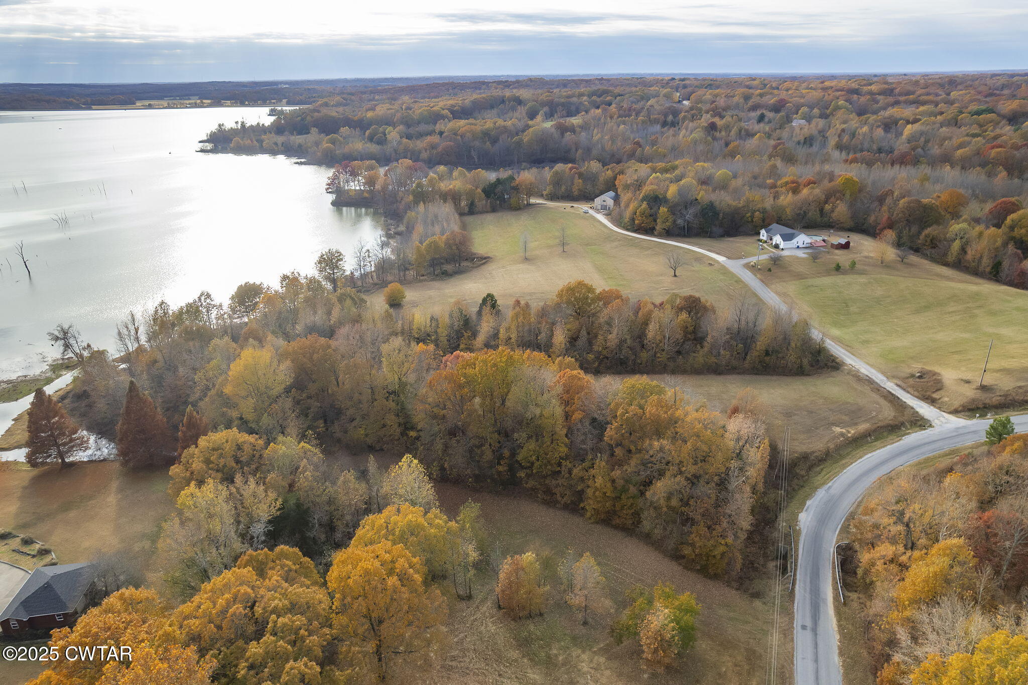 4 Vaughns Grove Road Trenton, TN 38382 - Photo 5 of 30 a view of a lake in middle of the town