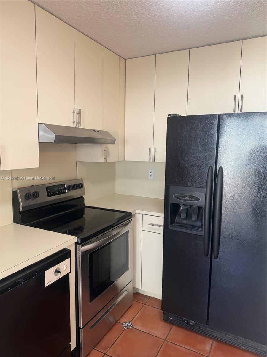 13773 Southwest 147th Cir Lane, Unit 121 Miami, FL 33186 - Photo 7 of 16 a kitchen with cabinets and steel stainless steel appliances