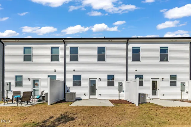 a view of a house with backyard