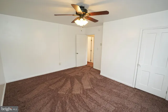 a view of empty room with a ceiling fan