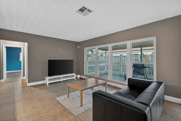 $3,700 | 2750 Southeast 3rd Street, Pompano Beach, FL 33062