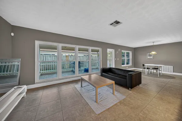 $3,700 | 2750 Southeast 3rd Street, Pompano Beach, FL 33062