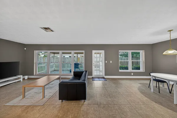 $3,700 | 2750 Southeast 3rd Street, Pompano Beach, FL 33062