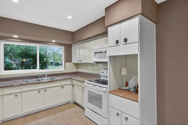 $3,700 | 2750 Southeast 3rd Street, Pompano Beach, FL 33062