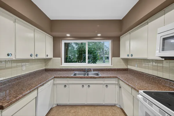 $3,700 | 2750 Southeast 3rd Street, Pompano Beach, FL 33062