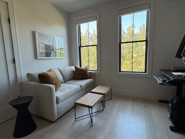 $3,950 | 347 Maverick Street, Unit 5, Boston, MA 02128