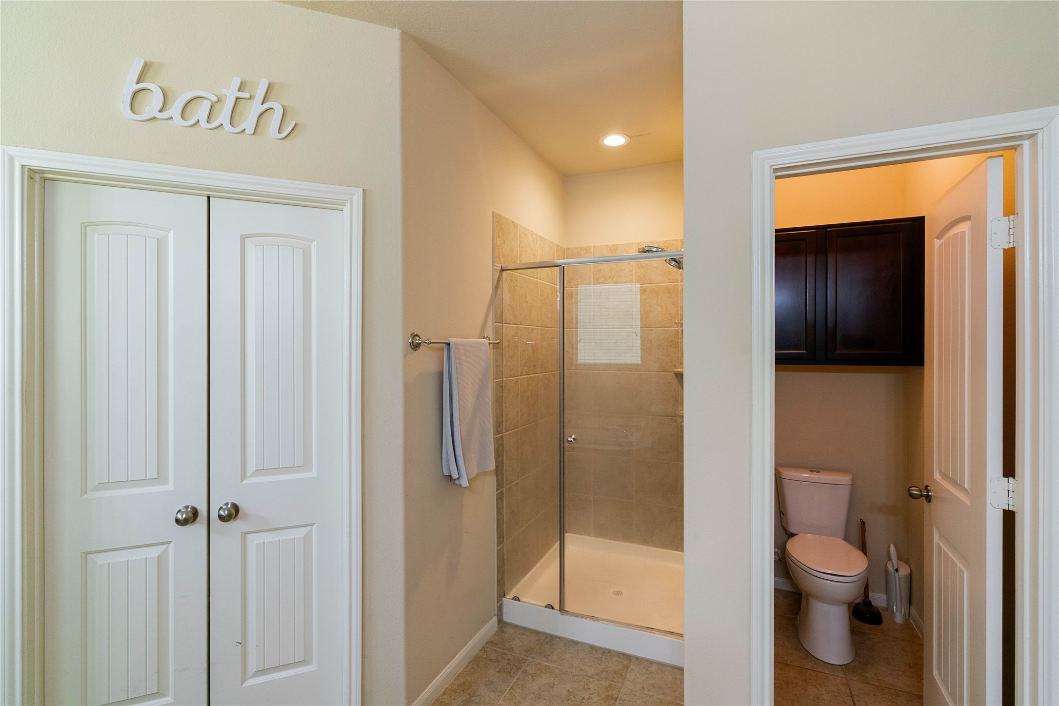 26806 Winding River Trail Huffman, TX 77336 - Photo 18 of 40 main bathroom with 2 sinks, closet and stand up shower