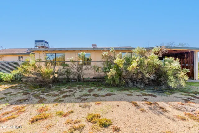 a view of a back yard