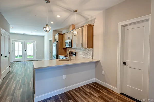 $3,925 | 1 Conklin Street, Unit 105, Farmingdale, NY 11735