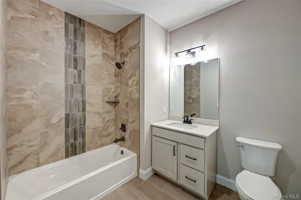 $3,925 | 1 Conklin Street, Unit 105, Farmingdale, NY 11735