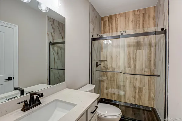 $3,925 | 1 Conklin Street, Unit 105, Farmingdale, NY 11735