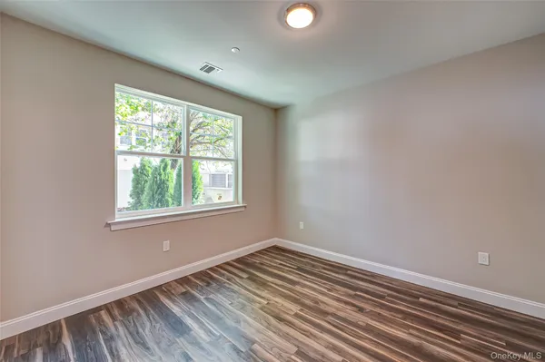 $3,925 | 1 Conklin Street, Unit 105, Farmingdale, NY 11735
