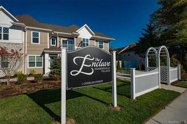 $3,925 | 1 Conklin Street, Unit 105, Farmingdale, NY 11735