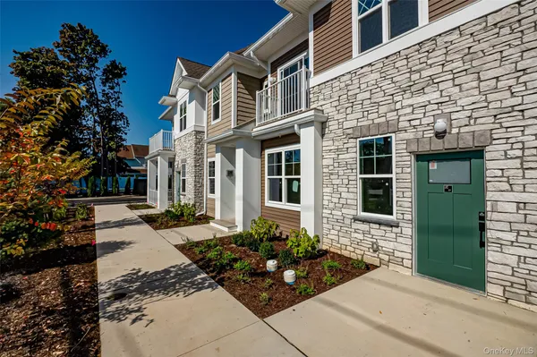$3,925 | 1 Conklin Street, Unit 105, Farmingdale, NY 11735