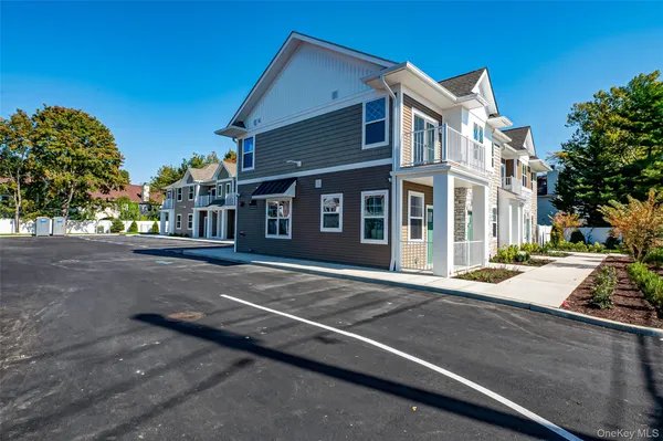 $3,925 | 1 Conklin Street, Unit 105, Farmingdale, NY 11735