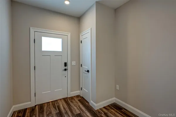 $3,925 | 1 Conklin Street, Unit 105, Farmingdale, NY 11735