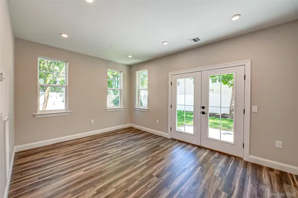 $3,925 | 1 Conklin Street, Unit 105, Farmingdale, NY 11735