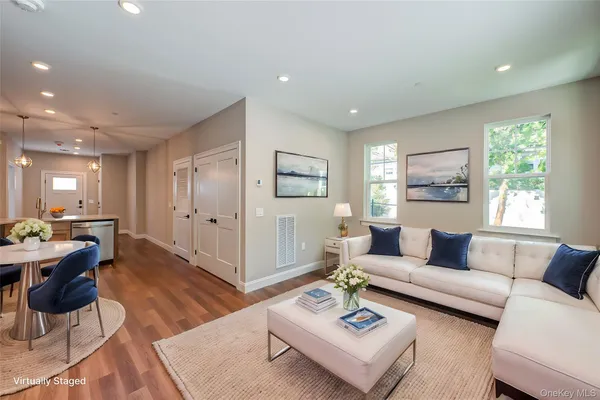 $3,925 | 1 Conklin Street, Unit 105, Farmingdale, NY 11735