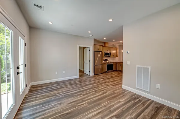 $3,925 | 1 Conklin Street, Unit 105, Farmingdale, NY 11735