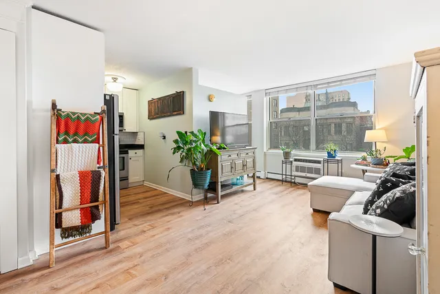 $214,900 | 3033 North Sheridan Road, Unit 508, Chicago, IL 60657