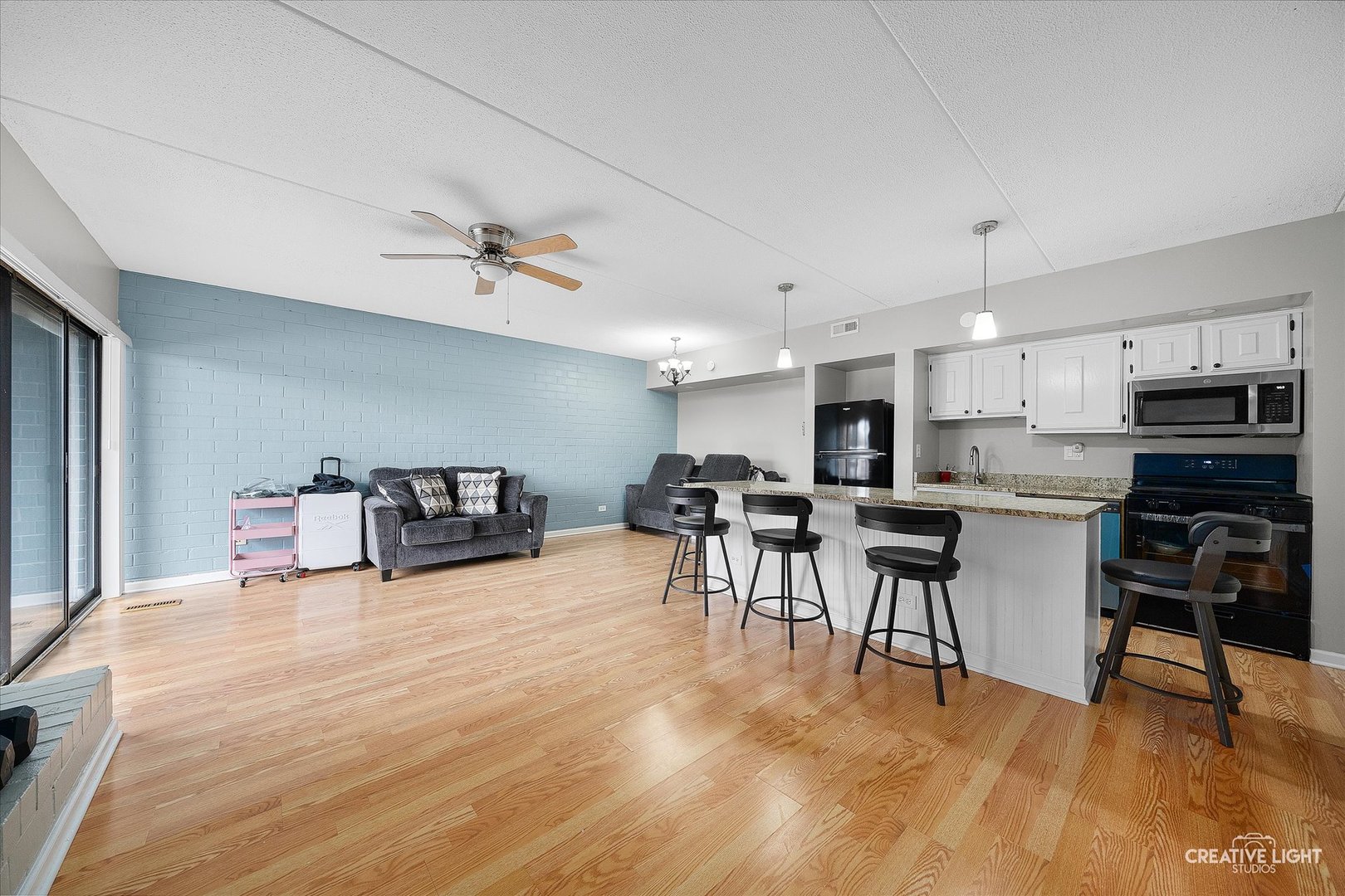 1807 Kenneth Circle Elgin, IL 60120 - Photo 3 of 16 a living room with furniture and kitchen view