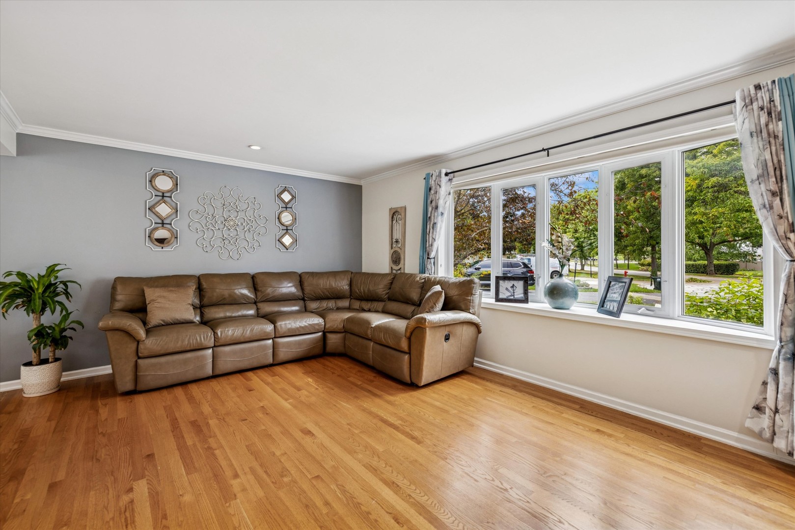 1355 North King George Court Palatine, IL 60067 - Photo 4 of 34 a living room with furniture and large windows