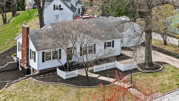 $400,000 | 315 Crestline Drive, Bettendorf, IA 52722