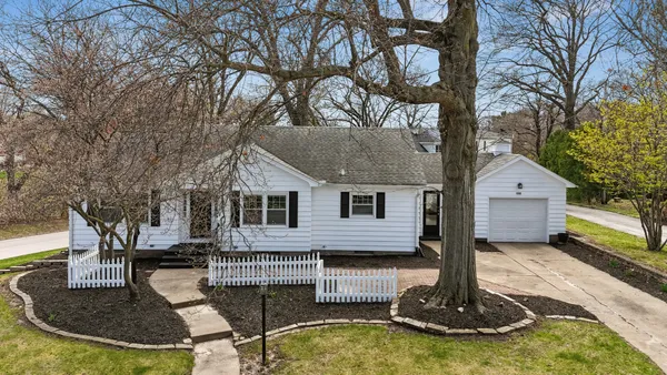 $400,000 | 315 Crestline Drive, Bettendorf, IA 52722