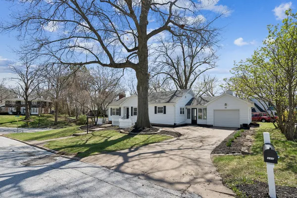 $400,000 | 315 Crestline Drive, Bettendorf, IA 52722