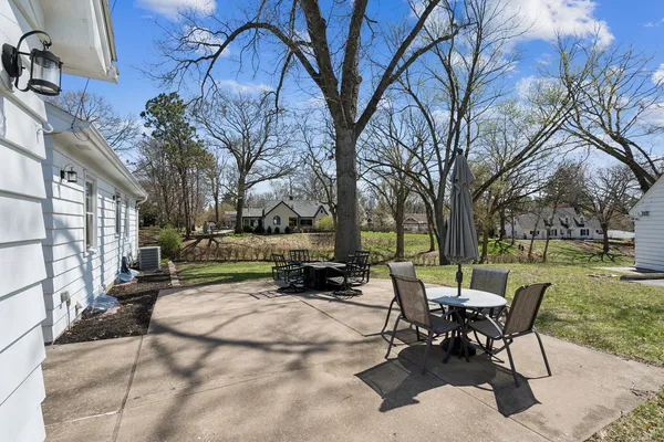 $400,000 | 315 Crestline Drive, Bettendorf, IA 52722