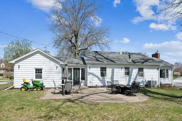 $400,000 | 315 Crestline Drive, Bettendorf, IA 52722