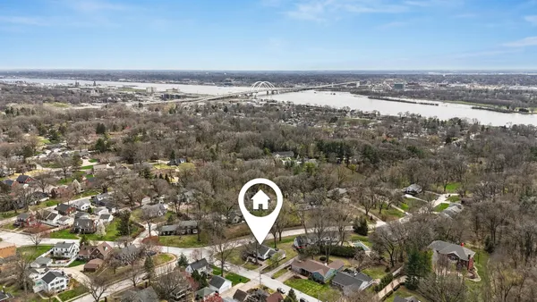 $400,000 | 315 Crestline Drive, Bettendorf, IA 52722