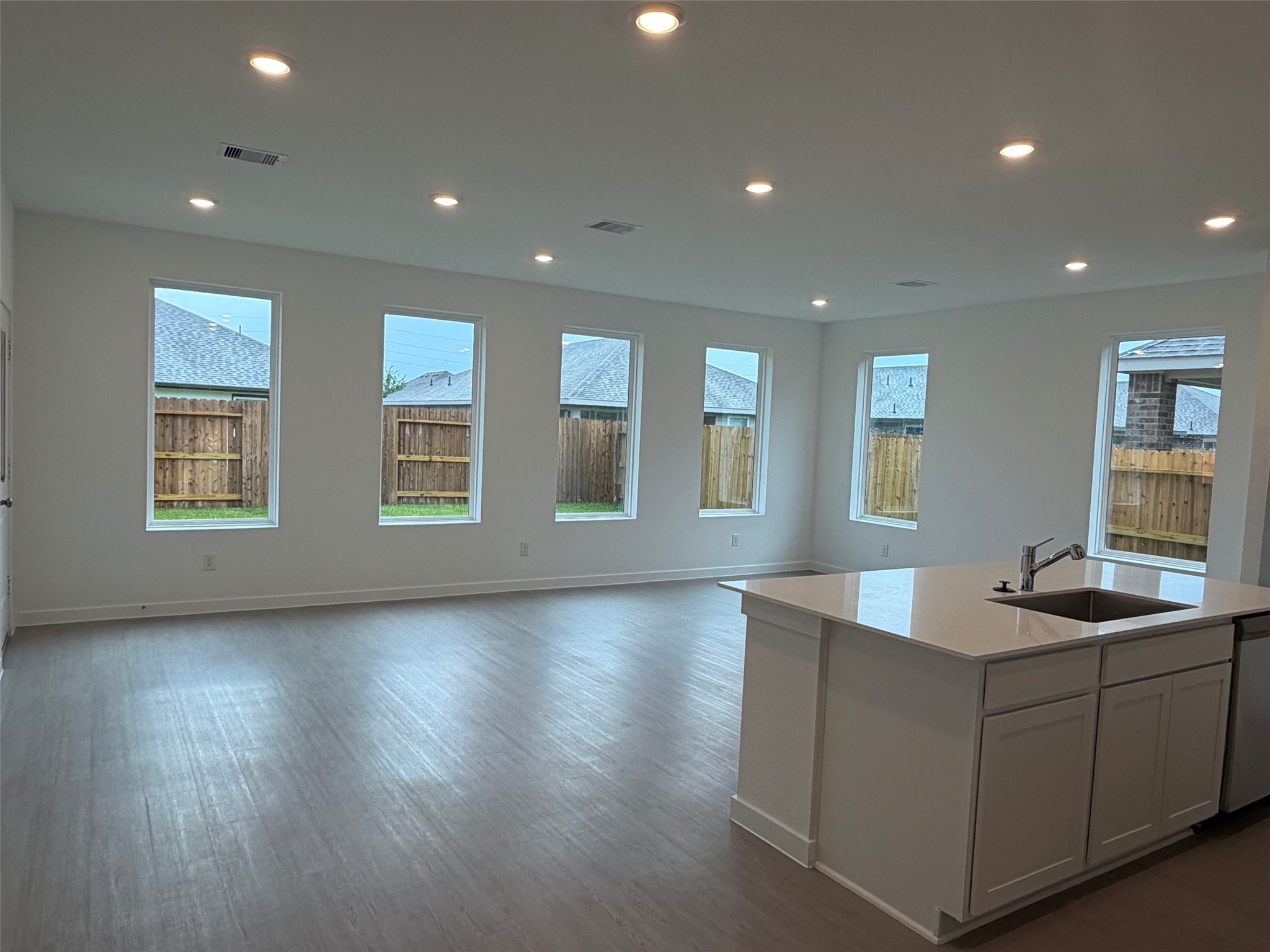 2514 Rose Gold Drive Rosharon, TX 77583 - Photo 5 of 27 a view of kitchen and windows
