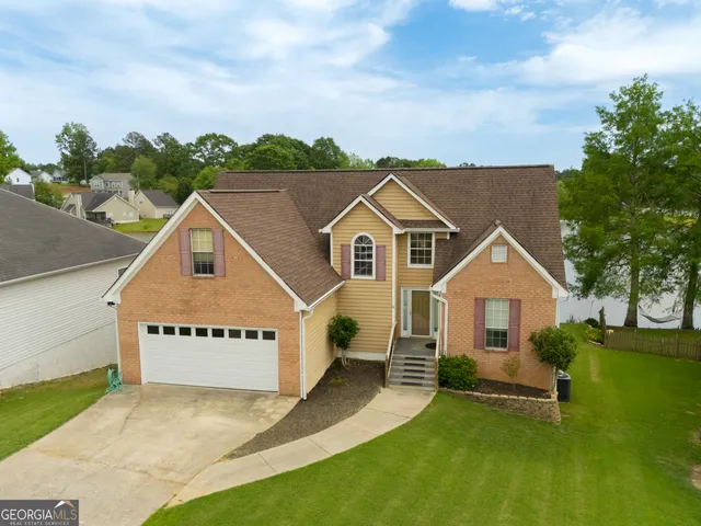 a view of a house with a big yard