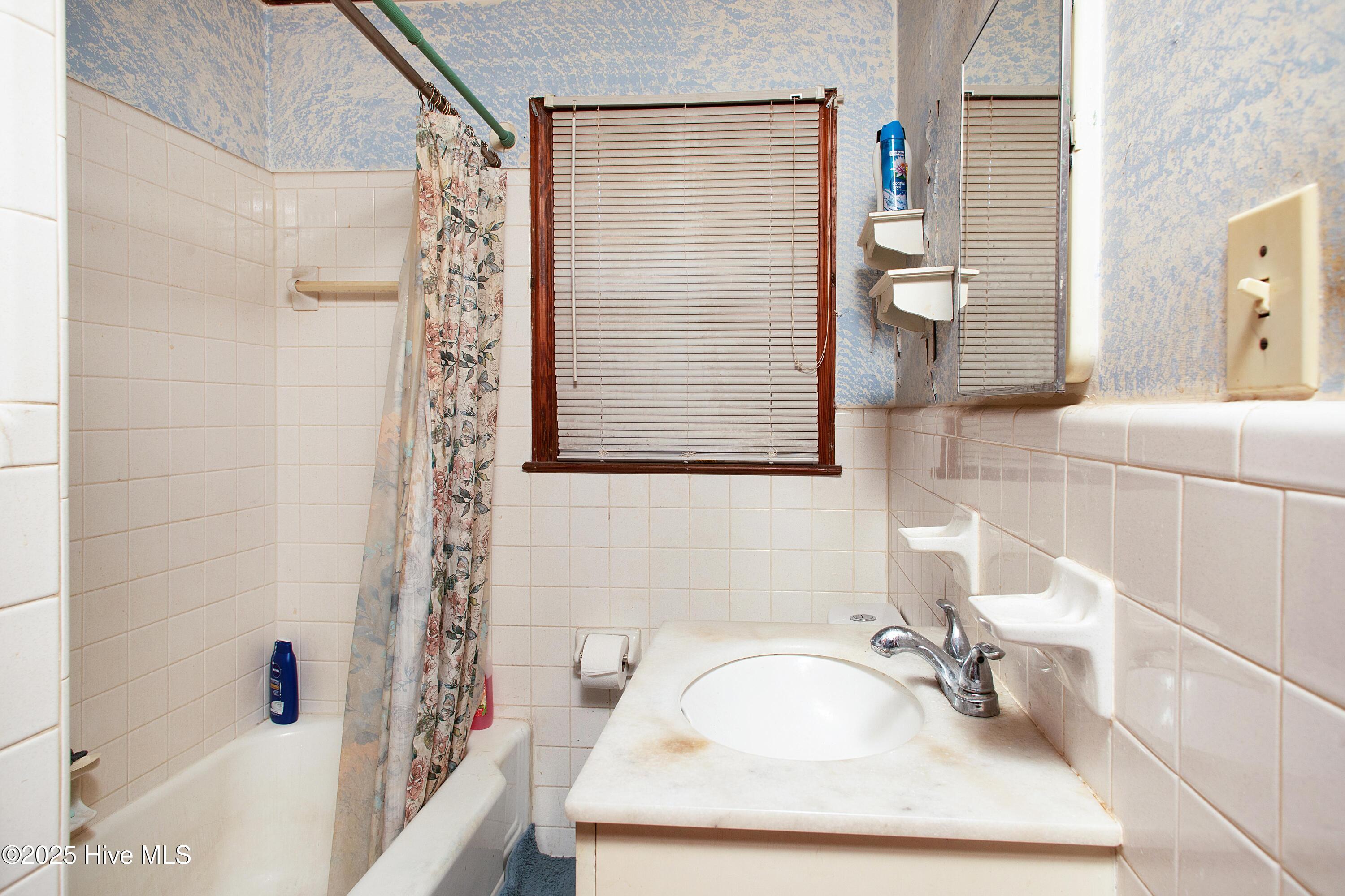 3303 Oaks Road New Bern, NC 28560 - Photo 13 of 29 Main House - Full Bathroom