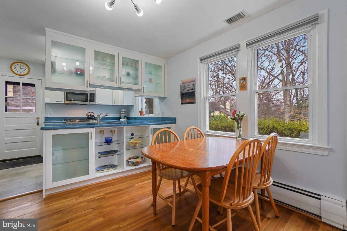 4 Sunnyside Road Silver Spring, MD 20910 - Photo 16 of 50 Glass Display Shelving
