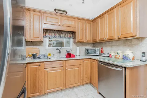 $649,000 | 87 Etville Avenue, Yonkers, NY 10703