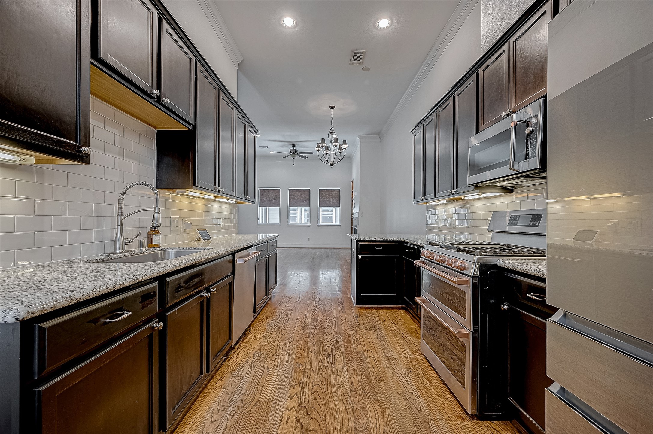 2411 Lawrence Street Houston, TX 77008 - Photo 6 of 30