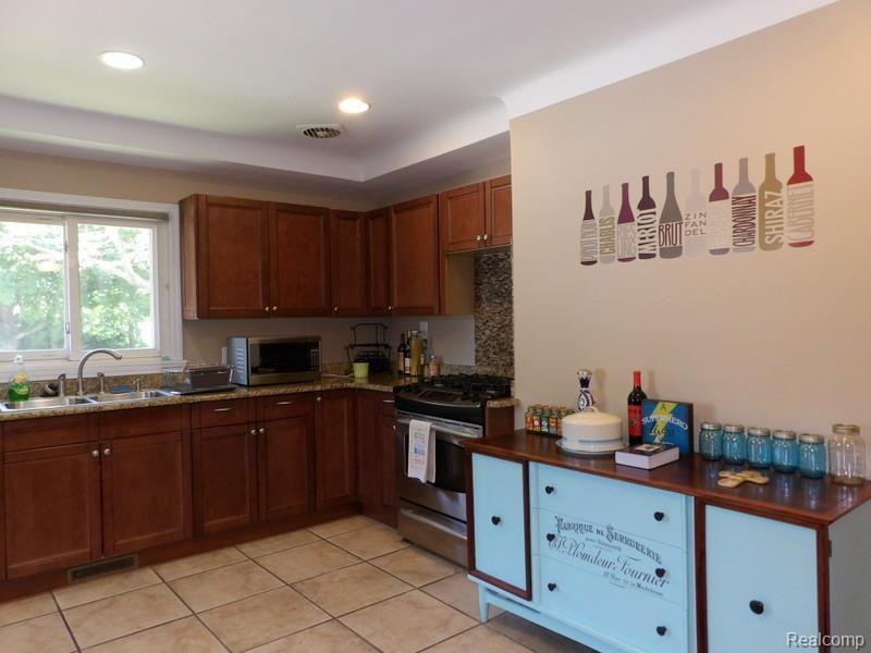 15400 Wick Road Allen Park, MI 48101 - Photo 13 of 43 100_4004.jpg
