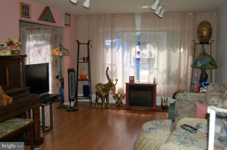 19240 Treadway Road Brookeville, MD 20833 - Photo 8 of 12 Living Room